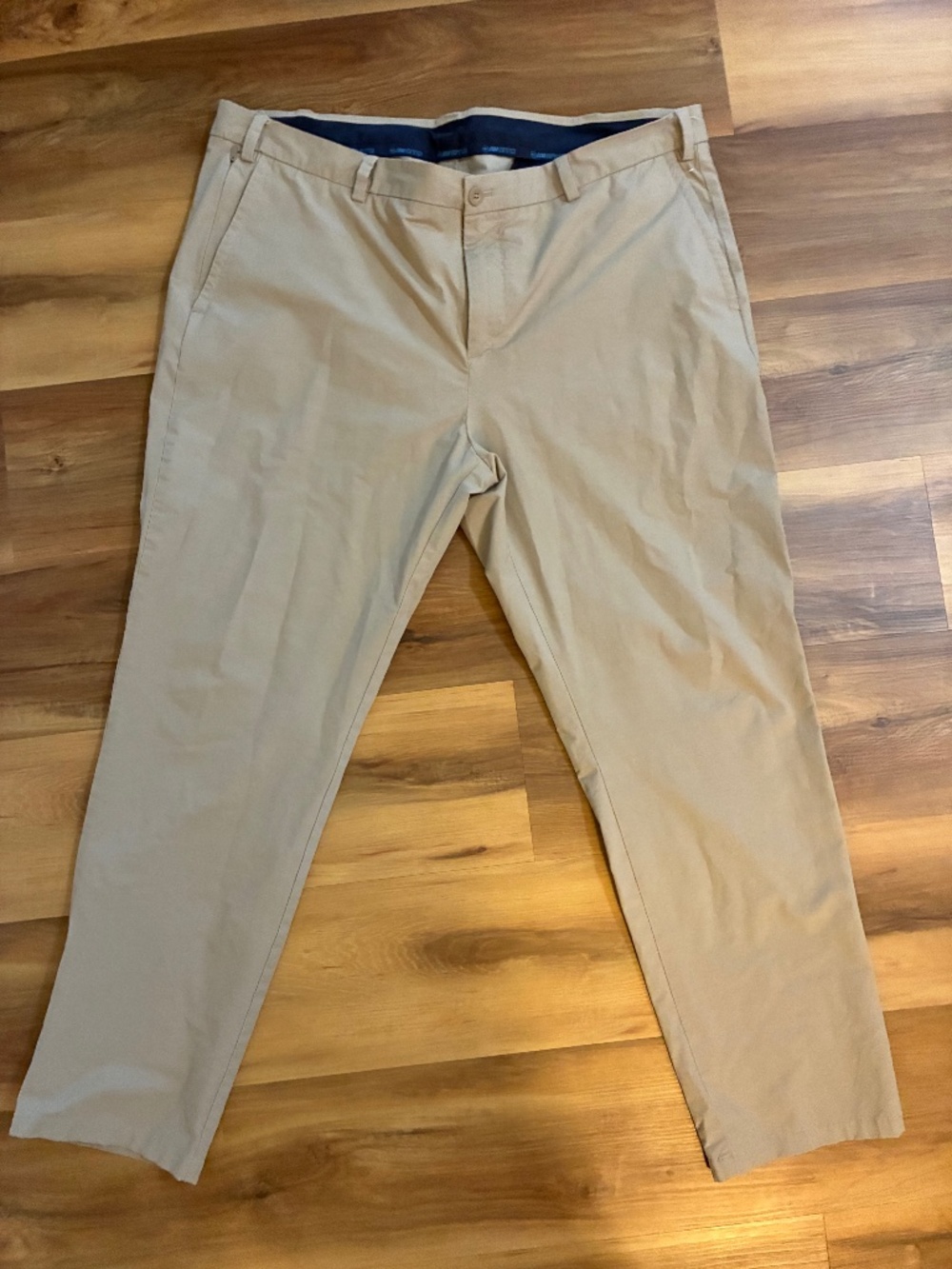 Vineyard Vines On-The-Go (OTG) performance Tan Chino pants Sz 42x30. EUC